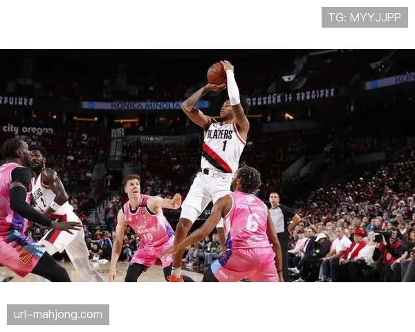 开拓者队西蒙斯加练左手传球,以丰富进攻手段 开拓者队西蒙斯加练左手传球,以丰富进攻手段